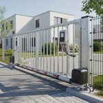 Automatinių vartų mechanizmas su elektroniniu valdymu ir saugos jutikliais modernioje gyvenamojoje aplinkoje.