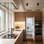 Šiuolaikiška virtuvė su energiją taupančiais prietaisais ir LED apšvietimu