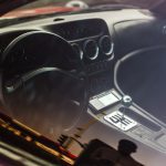 Automobilio garso sistema su stiprintuvu ir garsiakalbiais, demonstruojanti aukštos kokybės garsą.