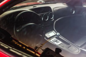 Garso inžinieriai šią paslaptį laiko giliai paslėpę: kaip atskleisti tikrąjį muzikos potencialą savo automobilyje? Automobilio garso sistema su stiprintuvu ir garsiakalbiais, demonstruojanti aukštos kokybės garsą.