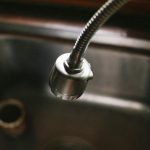 Moderni virtuvės kriauklė su švariu sifonu po ja, užkertantis kelią nemaloniems kvapams.