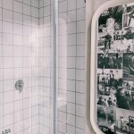 Stilingos dekoratyvinės plytelės moderniame vonios kambario interjere.