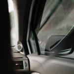 Šeima ramiai bendrauja tyliame automobilyje kelionės metu