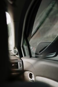 Kaip garso izoliacija automobilyje pakeičia pokalbius su vaikais galinėje sėdynėje Šeima ramiai bendrauja tyliame automobilyje kelionės metu