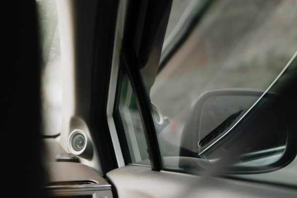 Šeima ramiai bendrauja tyliame automobilyje kelionės metu
