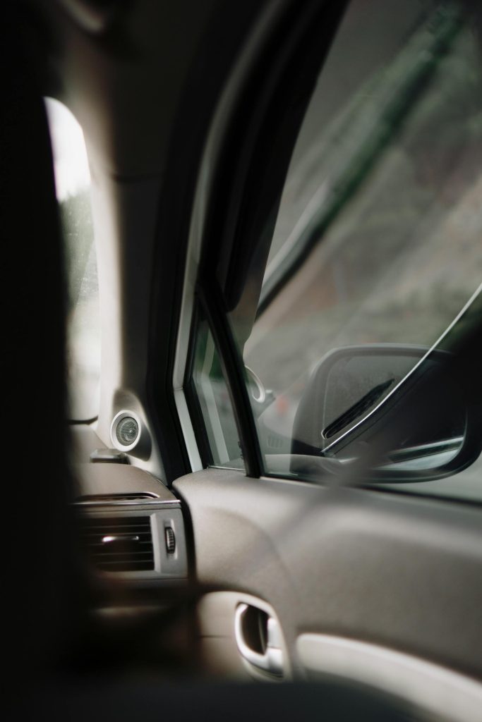 Šeima ramiai bendrauja tyliame automobilyje kelionės metu
