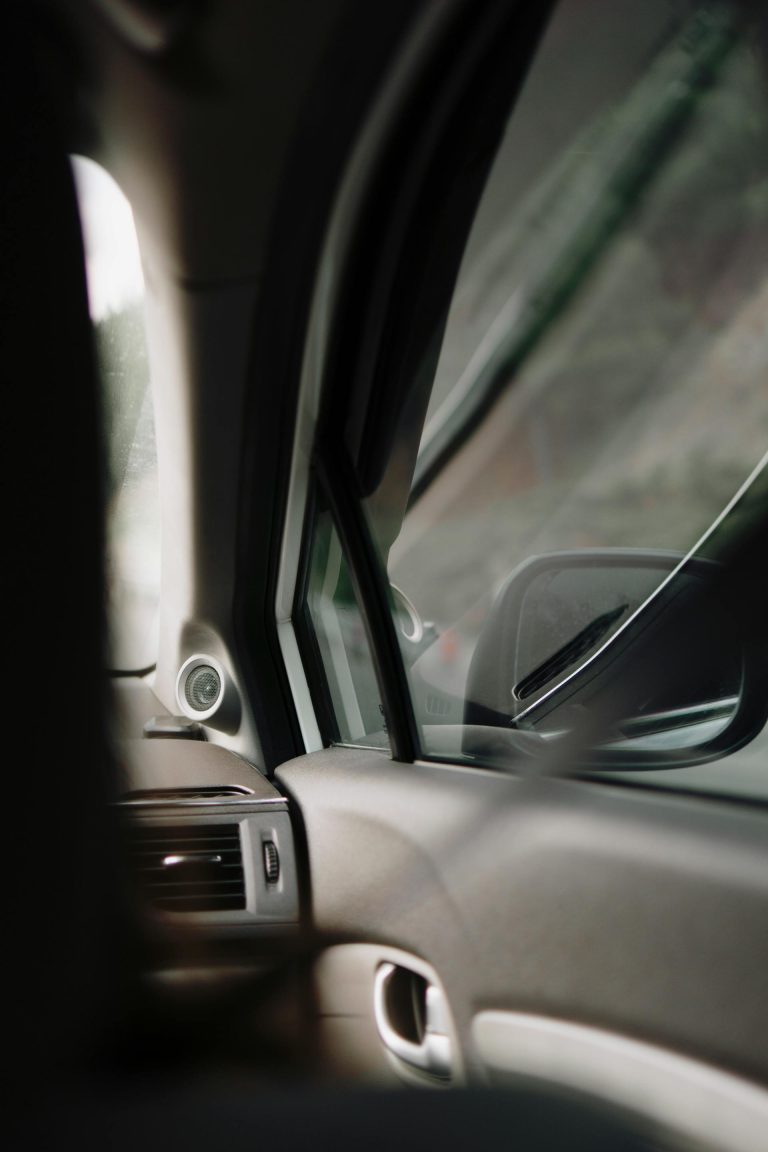Kaip garso izoliacija automobilyje pakeičia pokalbius su vaikais galinėje sėdynėje
