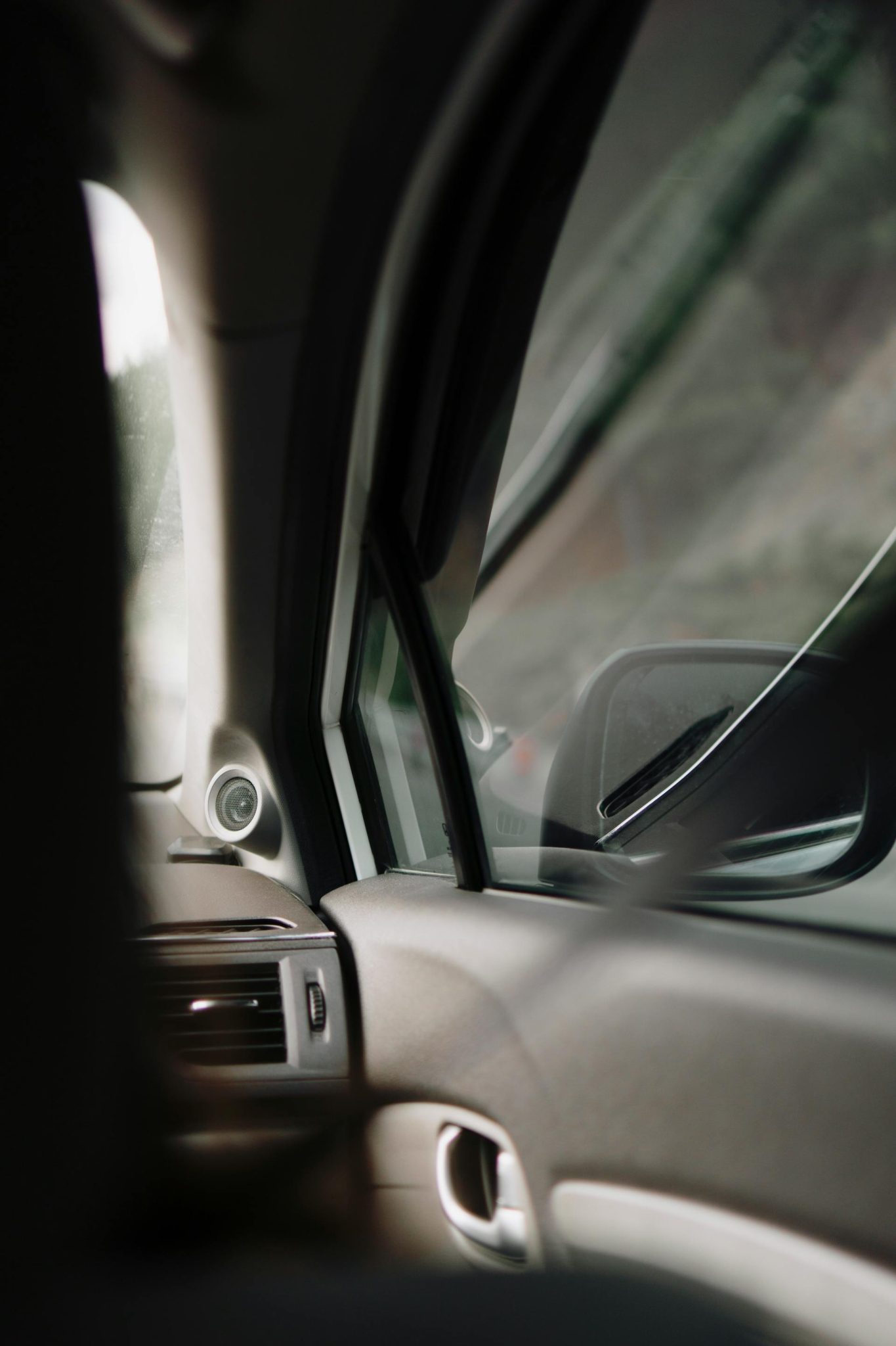 Šeima ramiai bendrauja tyliame automobilyje kelionės metu
