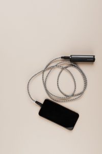 Kas nutinka kai pigūs telefonų priedai susitinka su brangiu išmaniuoju Išmaniojo telefono priedai: įkroviklis, dėklas, ekranų apsauga ir laidas