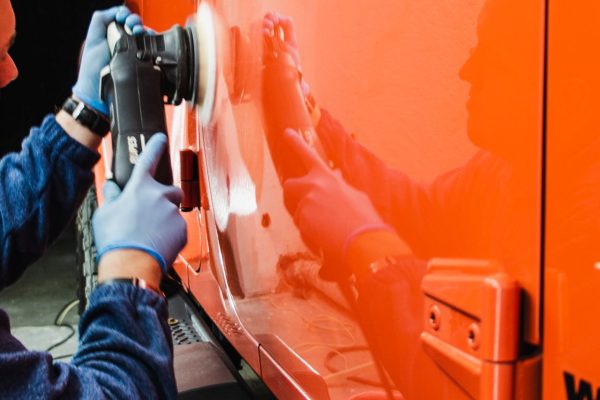 Automobilio kėbulo poliravimas siekiant atkurti blizgesį ir sumažinti smulkius įbrėžimus.