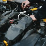 Profesionalus mechanikas tikrina automobilį šiuolaikiniame autoservise