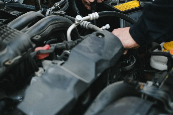 Profesionalus mechanikas tikrina automobilį šiuolaikiniame autoservise