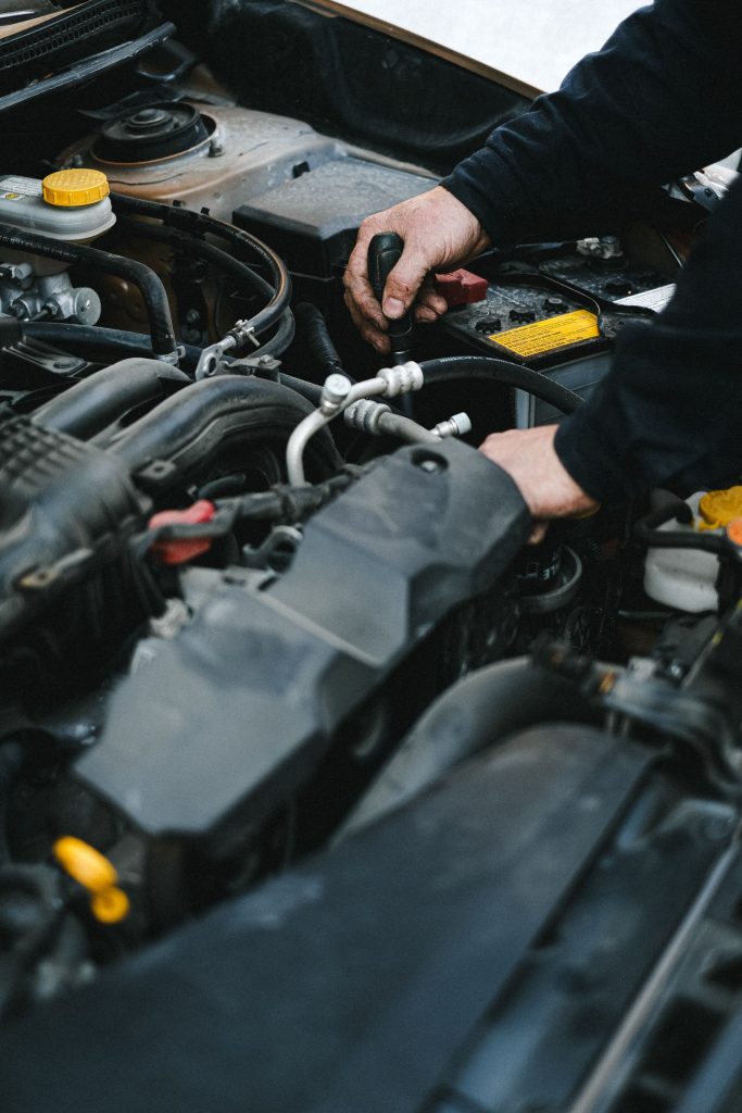 Profesionalus mechanikas tikrina automobilį šiuolaikiniame autoservise